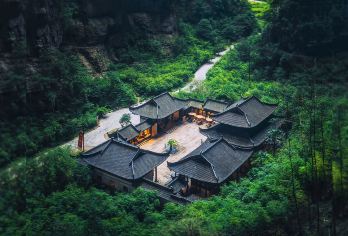 重庆武隆天生三桥&龙水峡纯玩一日游【专职导游+特色中餐】【在天生三桥，穿梭于巍峨石桥之下，宏伟壮阔的地貌仿若鬼斧神工雕琢，令人称奇】