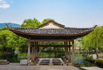 腾冲和顺古镇+坝派巨泉+根雕艺术博物馆一日活动可升级杜鹃王温泉【[建筑风貌]有100多所百年宅院、8个宗祠等。建筑融合中原、南邵、边地、侨乡和马帮文化 。】