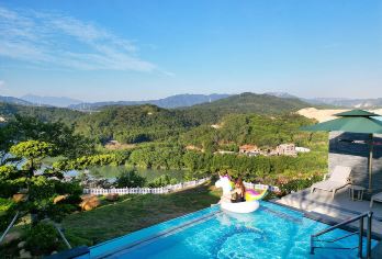 清远熹乐谷山顶7房12床泳池温泉别墅+泡池+烧烤+麻将KTV【别墅内带真温泉泡池入户+泳池+KTV+烧烤+麻将+山顶大花园，配套设施齐全。】