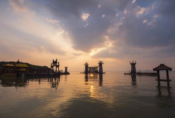 无锡三国城+水浒城一日【火爆荧屏的影视基地，跟着媚娘游三国水浒城！】