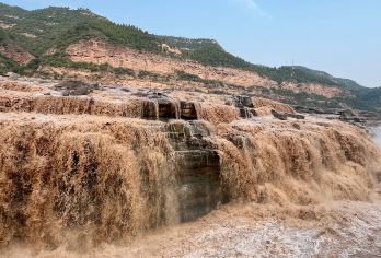 黄帝陵轩辕庙+黄河壶口瀑布+中华始祖堂一日游【观黄河品历史】【黄河水在这里被峡谷聚拢，收束为一股，奔腾呼啸而下，跃入深潭，溅起巨大的浪涛，激起一团团水雾烟云】