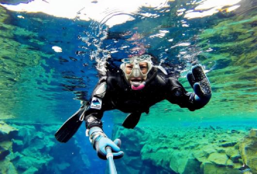 冰岛花少同款 丝浮拉浮潜体验 含专业导游+浮潜照片+浮潜设备【浮潜探索北美和欧亚大陆之间清澈的海水；】