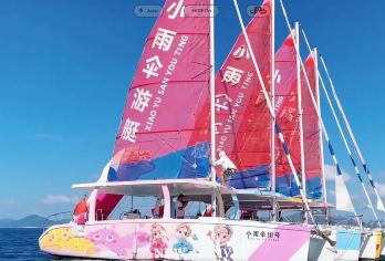 海南三亚帆船出海+亚龙湾天堂森林公园 出海3小时 中/英文【[帆船出海]双体帆船出海巡游3小时，尽情体验玩海乐趣；专车接送，中/英文导游】