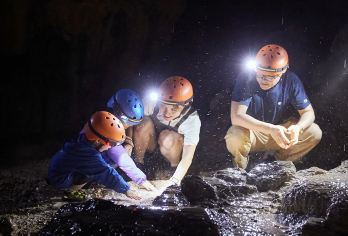 桂林阳朔探洞一日游 月亮水岩燕子洞魔鬼洞︱2人起报多人可接送【穿越地心，进入盗墓笔记地下世界探索地下世界】