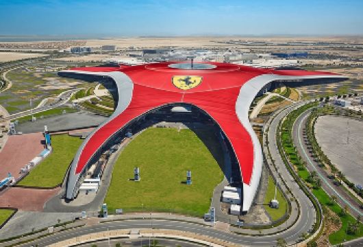 阿布扎比城市之旅，包含大清真寺和法拉利世界门票【参观令人惊叹的谢赫扎耶德大清真寺，它以其白色大理石、圆顶和枝形吊灯而闻名。 体验阿布扎比法拉利世界的刺激，这里有高速游乐设施，包括世界上*快的过山车。 从迪拜出发的私人往返接送服务，让您享受无缝旅程。】