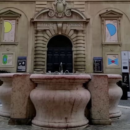 佩萨罗包车专线：海岸悬崖+罗西尼故居剧院+自由广场