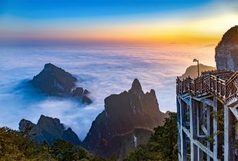 天门山+玻璃栈道+天门洞一日游【一价全含－扶梯+鞋套】【[独有服务]一价全含（扶梯+鞋套），打卡往返索道，享受轻松自在的专享旅行】