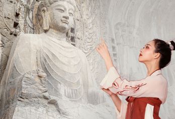 【20人小团】洛阳出发嵩山少林寺龙门石窟跟团一日游市区酒店接【[导游讲解]导游陪同讲解少林寺寺院，龙门石窟，配发耳麦，听导游讲解更清楚，让您不虚此行】