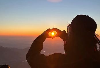 轻松夜爬泰山观日出【免排队入园+专业陪爬导游讲解+赠能量包】【[免排队入园]VIP通道直接乘车到中天门，比传统红门登山节省3小时爬山时间，省时又省力！】