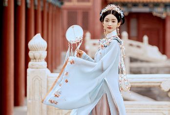 金华横店影视城+明清宫苑景区+秦王宫景区+广州街香港街一日游【逛古装片场，赏精彩演艺秀，身临其境般的穿越感令人回味无穷】