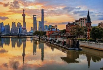上海古城、豫园、朱家角水乡及外滩夜景巴士之旅【一天内游览上海多个旅游景点 参加由经验丰富的司机和当地导游带领的拼团游 探索上海的四大亮点】