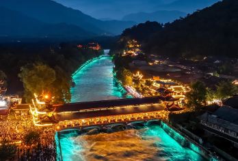 【青城山+都江堰+南桥】 2-8人包团/拼团&含门票+讲解【夜景蓝眼泪•西街•古城墙，足够自由活动时间，尽享美拍体验~】