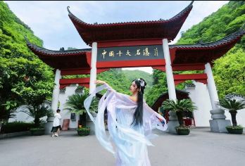 16人团【穿越名瀑·体验穿瀑乐趣·每天两班】三峡大瀑布半日游【[市区接送]均瑶广场/三峡游客中心/宜昌东站均可接送/让您出行更顺畅，出游更开心。】