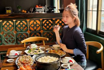 老厦门市井生活体验【民国老茶楼 海鲜私厨 12人纯玩小团】【[老厦门市井生活体验]当一个本地人，逛菜市，走渔港，吃本地人欣赏的私房菜，品百年茶楼闽南工夫茶；】