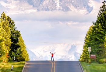 西雅图出发-雷尼尔山国家公园一日游【本地司机中文服务专车】【探秘雷尼尔山，邂逅克莉丝汀瀑布的灵动水韵，感受自然瀑布的磅礴与诗意交织之美。】