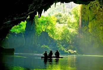 广西百色+巴马百鸟岩+百魔洞一日游【行程自由2-6人小团】【百鸟岩：又名水波天窗，位于甲篆乡烈屯西北面的漠斋山下，是一个独特的地下河溶洞】