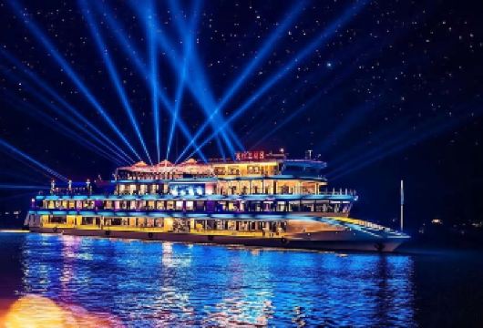 宜昌长江夜游游船【过葛洲坝船闸·含船票+回程车】体验水涨船高【夜过葛洲坝船闸，亲历 “水涨船高” 奇观，串联天然塔等地标，沉浸式感受宜昌滨江夜景。】