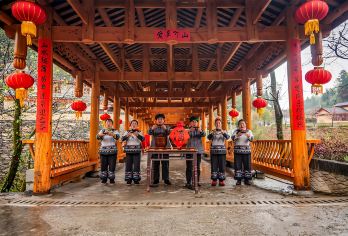 竹山苗寨+无愁河游船+南华山【含团餐】一日游【乘游船穿越峡谷，尽览喀斯特山水秘境】