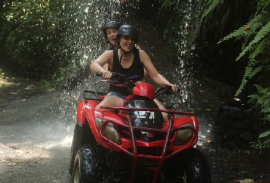 乌布 ATV 四轮摩托车穿越隧道、瀑布和阿勇漂流之旅（含餐食）【惊险刺激的 ATV 探险——单人或双人穿越乌布丛林、稻田以及著名的洞穴和隧道。 风景秀丽的白水漂流——在阿勇河上享受 2.5 小时的漂流，穿过茂密的丛林和瀑布。 美味午餐和放松——冒险结束后，享用炒饭或面条补充能量，并提供淋浴设施，让您清爽地结束一天】