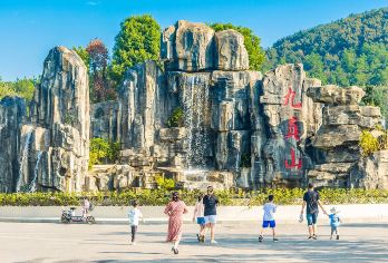 蔡甸九真山徒步赏景一日游【不散拼·可接公司团建定制游】【自然风光优美，景区森林覆盖率高达 90% 以上，植被繁茂，沟壑纵横，山泉潺潺。】