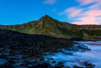 巨人之路黑暗树篱权游之旅【都柏林出发·英文导览·中文客服】 【走访《权力游戏》于北爱尔兰让人震撼的拍摄地 及 打卡世界遗产“巨人之路”！】
