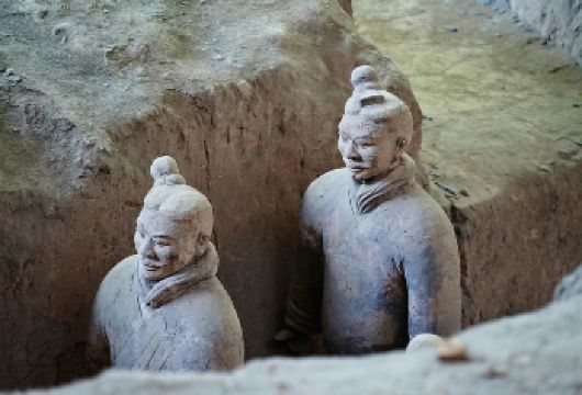 私享小团~兵马俑+华清宫一日游可选长恨歌/驼铃传奇/千古情【穿越千年的帝王史诗与文化沉浸。兵马俑前，直面秦始皇的雄心与军阵;在华清宫触摸盛唐的繁华与大唐盛世。】