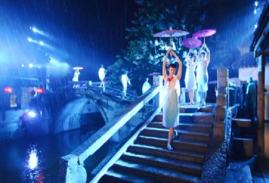 苏州周庄一日游【画舫游船•大型演出•可升级摇橹船•精选纯玩】【一人也成团，当天可定，说走就走，国旅专线，古城区酒店免费上门接服务】