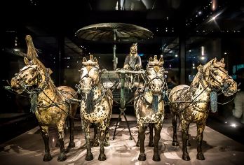 秦始皇帝陵博物院(兵马俑)+丽山园一日游【深度游+可选演出】【[亮点1]兵马俑深度游丽山园铜车马尽收眼底，更有特色好礼相赠：水+冰峰+双景区真人讲解+耳麦】