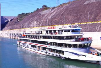 两坝一峡一日游【8人内小团 直通车专线  市区内酒店可接送】【[产品特色]乘长江游轮畅游西陵峡风光船过葛洲坝船闸，体验水涨船高或者水落船低！】