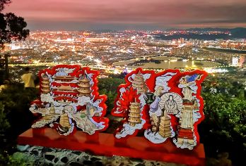 洛阳桥+南少林+非遗馆+海外博物馆+清源山夜看泉州古城一日游【[精品线路策划]清源山海拔较高，夜晚站在山顶可以俯瞰整个泉州市区的夜景，灯火辉煌的城市景观尽收眼底。】