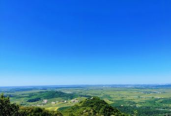 沈阳+马耳山风景区+青山揽胜+醉美乡韵游【马耳山因两座并立的主峰形似马耳得名，海拔330.8米，山上有石人石马、石棚、石棺、老虎洞、朝阳洞】