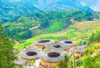 漳州南靖土楼田螺坑四菜一汤+云水谣8人头等舱高标农家餐一日游【[高标特色农家餐]精选景区内特色餐厅+人均50元高餐标+现炒可口农家菜，吃得放心！】