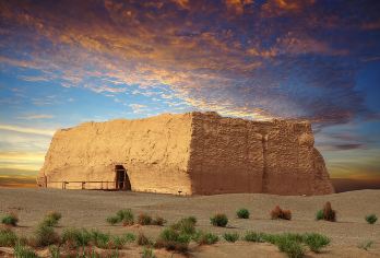 穿阳关古道丨破玉关密码丨闯雅丹魔域，尊享丝路私家团一日游【1、经典丝路之旅——一日畅游阳关、雅丹、玉门关三大名胜，感受大漠烽燧与自然奇观的壮美交融。】