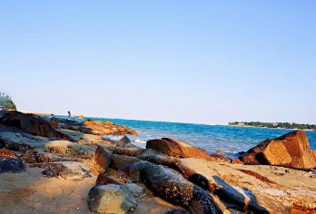 小嶝岛一日游【赶海体验+抓螃蟹+独立成团+帆船出海+体验】【1.抓螃蟹、挖海蛎、捡贝壳，让宝宝体验抓小螃蟹的乐趣。】