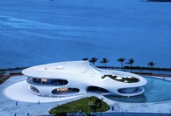 海南海口云洞图书馆+荣山寮渔港+假日海滩+cdf免税城一日游【景点游玩与车程时间经过精确配比，确保体验深度与舒适度，也可根据需求定制行程。】