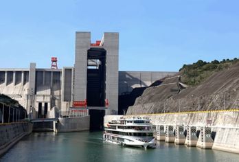 两坝一峡全域游|船观大国重器 乘船坐电梯过百米垂直升船机【“升船电梯”过三峡大坝的震撼感受，领略“高峡出平湖、当惊世界殊”的壮丽画卷。三峡升船机被誉为大国重器】