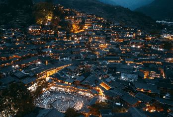 贵州黔东南西江千户苗寨一日游【私家团&含门票&上门接送】【[贴心服务]正规车辆，舒适干净，老司机保驾护航，推荐当地美食美景，旅行路上不踩坑。】