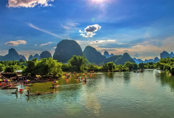 桂林漓江四星船一日游【一江三游丨四星船+漓江竹筏+观光车】【船游美丽的特色河流之桂林漓江，桂林山水精髓的所在，让您不虚此行！】