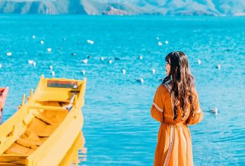 丽江泸沽湖一日游【可选8人团+猪槽船游湖+真纯玩+不进家访】【[商务小团]360°环湖全景游， 猪槽船游湖，7~15座商务车正规旅游出行，高原行车更安全】