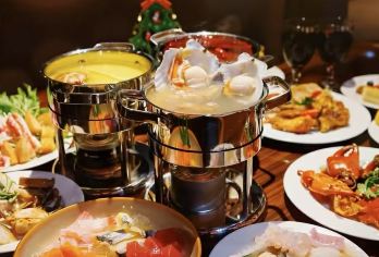 上海半日夜游+豫园自助火锅+外滩黄浦江游船+城隍茶【豫园酒店的自助火锅晚餐 从外滩黄浦江游轮上欣赏上海的夜景全景 在城隍庙风景区享受轻松的夜间城市漫步】