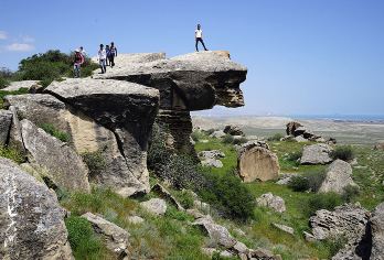 【免签高加索：阿塞拜疆包车一日游  戈布斯坦秘境之旅】【史前岩画+泥火山+火神庙圣火无需签证，说走就走戈布斯坦岩画中寻找6000年前狩猎图腾与罗马军团刻石。】