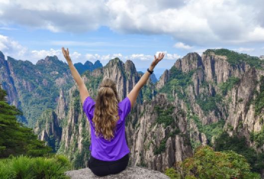 黄山一日导览探险之旅【精心设计的步道，可欣赏壮丽的山峰、奇形怪状的松树和奇特的云海景观。 可选择巴士旅游或2-6人小跟团游，以满足您的需求。 享受黄山市中心接送服务，放松身心，并跟随我们专业的导游享受美好的旅行体验。】