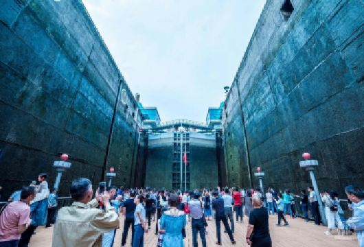 交运两坝一峡游船半日游【乘游轮过葛洲坝船闸+船观西陵峡】【[出游保障]长江三峡系列游船是长江上设备先进、功能齐全、观光性能佳的高质休闲观光游轮】