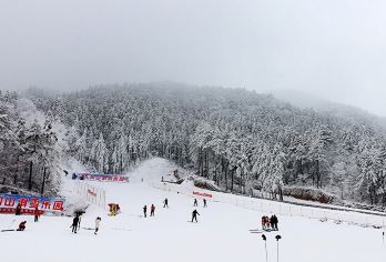 安庆大别山滑雪乐园一日游【包含4小时滑雪  晚出发不起早】【[滑雪乐园]高山滑雪场，滑雪道依照山势自然分布，呈弧形，极富挑战力】