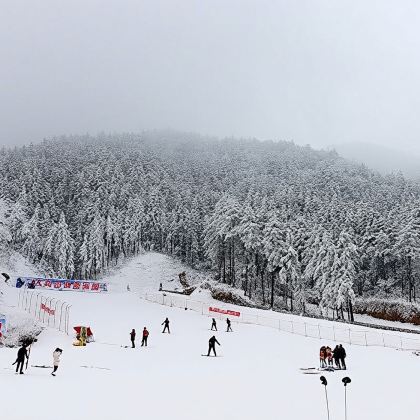 安庆大别山滑雪乐园一日游【包含4小时滑雪  晚出发不起早】