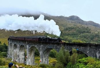 英国 爱丁堡出发 格伦菲南高架桥+格伦科峡谷+高地一日游【参观著名的格伦芬南高架桥，格伦芬南纪念碑，风景如画的希尔湖】
