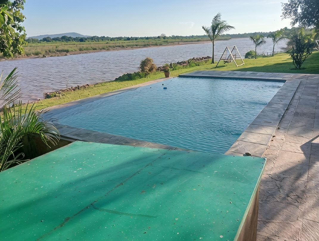 Zambezi Chalet. Game & Canoeing Safaris + Fishing.