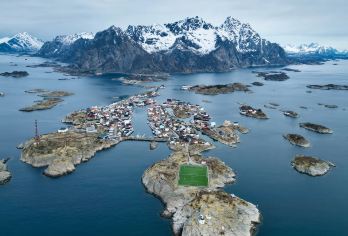 挪威罗弗敦大教堂+雷讷(Reine)【中文专车-舒适纯净】【中文专车出行，景点灵活调整，打卡经典，游玩自己定义，无需等待，专属贴心服务，尽享惬意旅程】