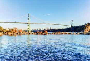 加拿大温哥华卡皮拉诺吊桥公园+斯坦利公园+狮门大桥市内一日游【漫步卡皮拉诺吊桥公园，于摇曳吊桥间俯瞰原始森林，感受惊险与自然交融的独特体验。】