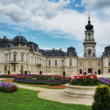 匈牙利布达佩斯-巴拉顿湖+菲斯提蒂兹宫一日游